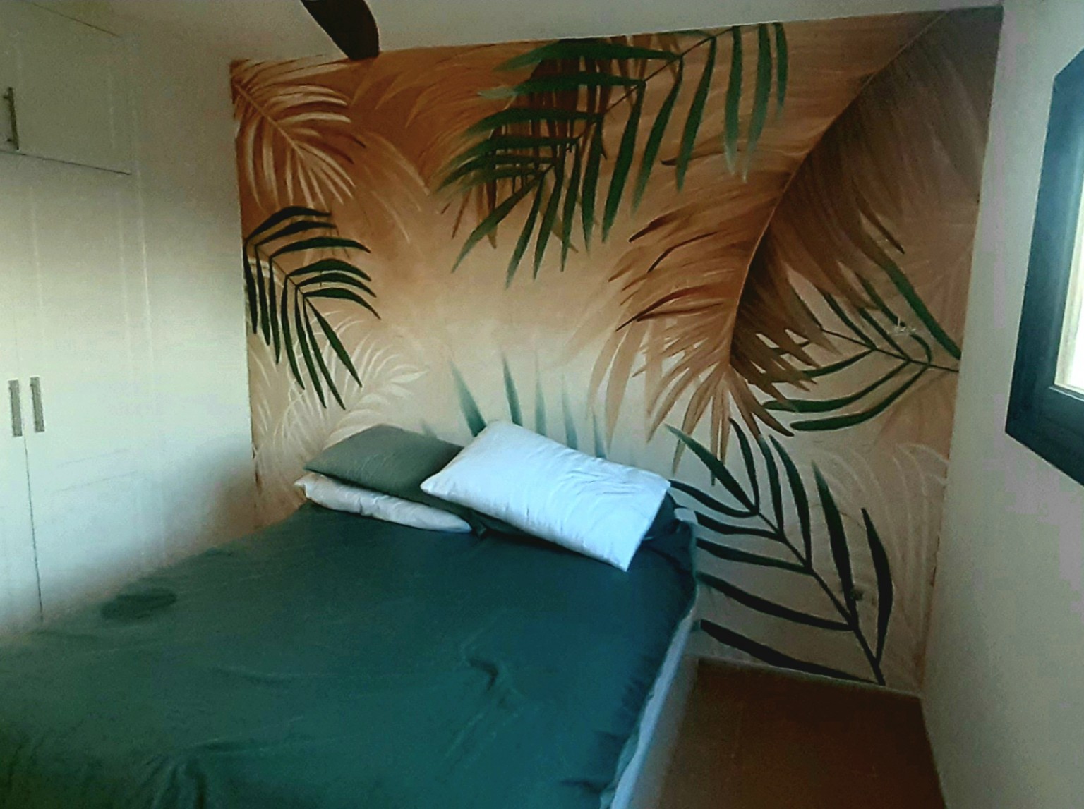 Palmas de tierra, Obra realizada de Chepe Art para dormitorio residencial