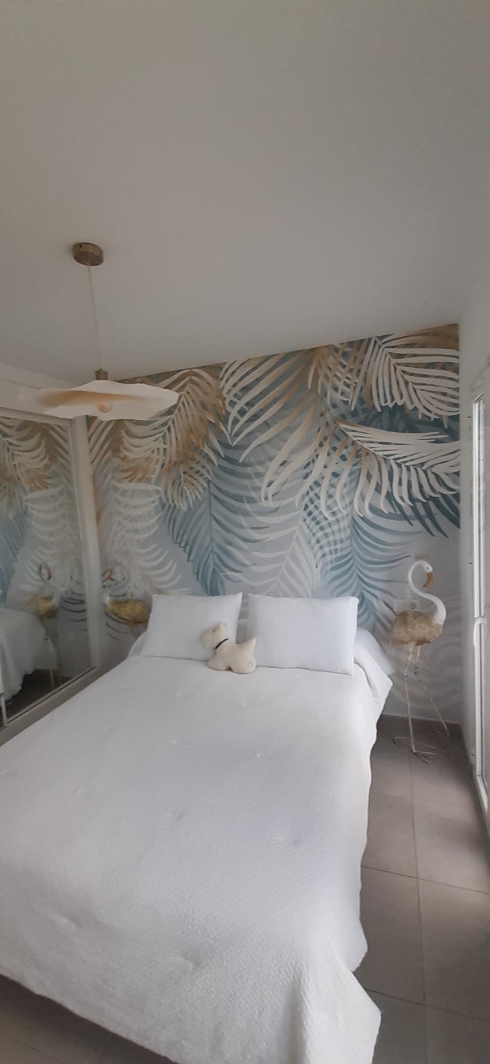 Palmas en calma, Obra realizada de Chepe Art para dormitorio · vista lateral